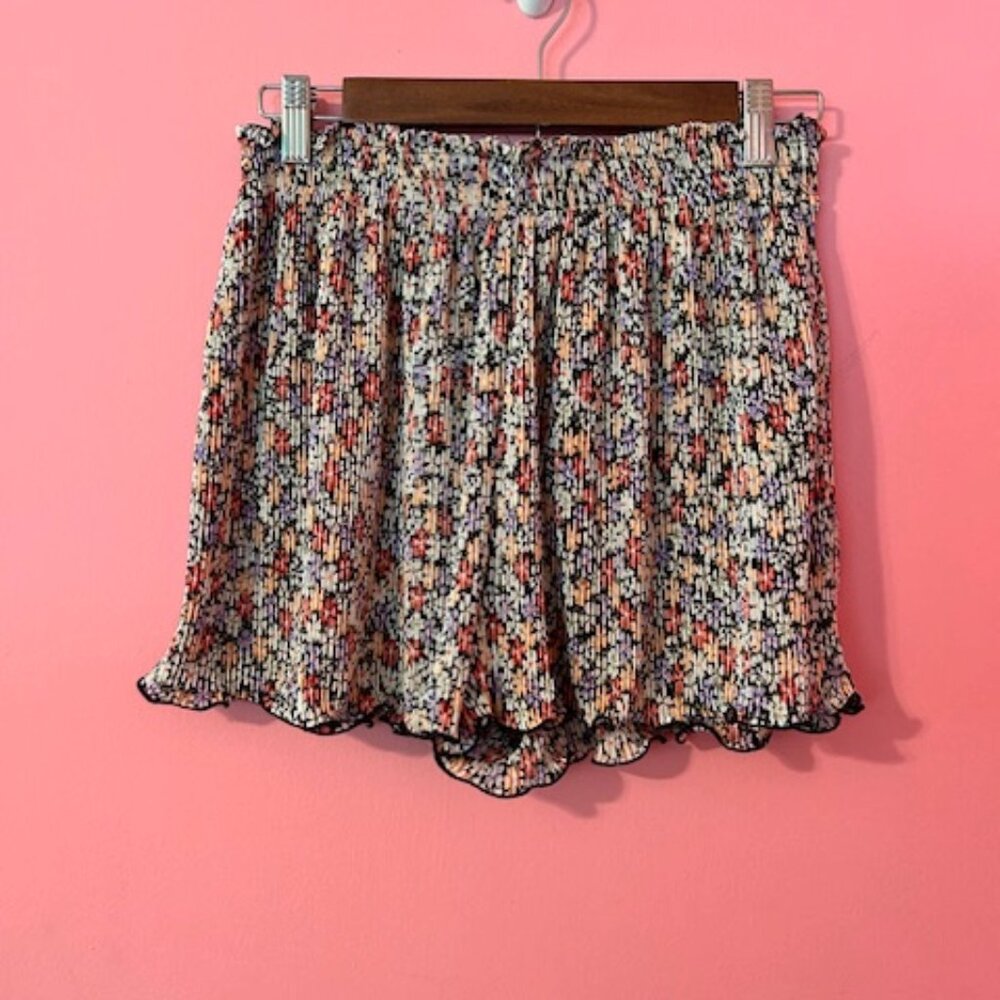ASOS DESIGN plisse shorts in dark based floral - US 6